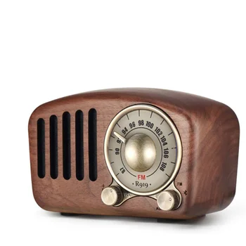 ретро декор, домашно дървена ретро-радио с мини преносим високоговорител, карта за набиране на ваучър за подарък
